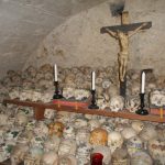 Bemalte Totenköpfe im Beinhaus von Hallstatt