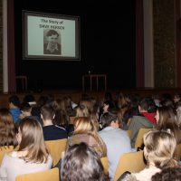 Schülerinnen und Schüler der Oberstufe hören gespannt zu