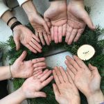 schmutzige Hände voller Harz zeigen den vollen Einsatz