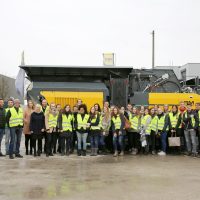 Gruppenfoto vor einem Brecher