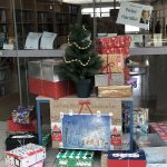 Packerl-Sammelstation vor der Bibliothek