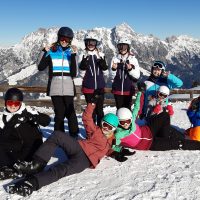 Gruppenfoto mit Sonne und herrlicher Bergkulisse