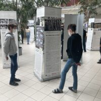 Schüler innen der 4E beim Besuch der Wanderausstellung